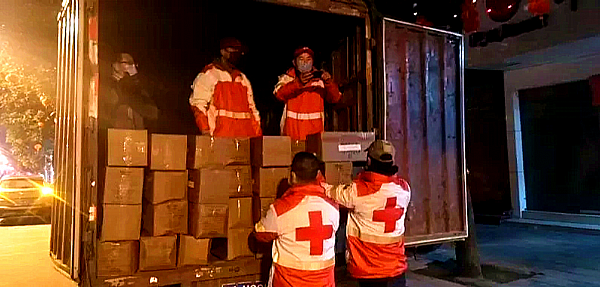 Kstar doa dinheiro, máscara e UPS para combater o coronavírus